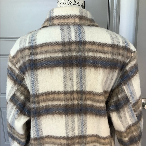 🤎 Plaid H&M Shacket 🤎 - Picture 5 of 11